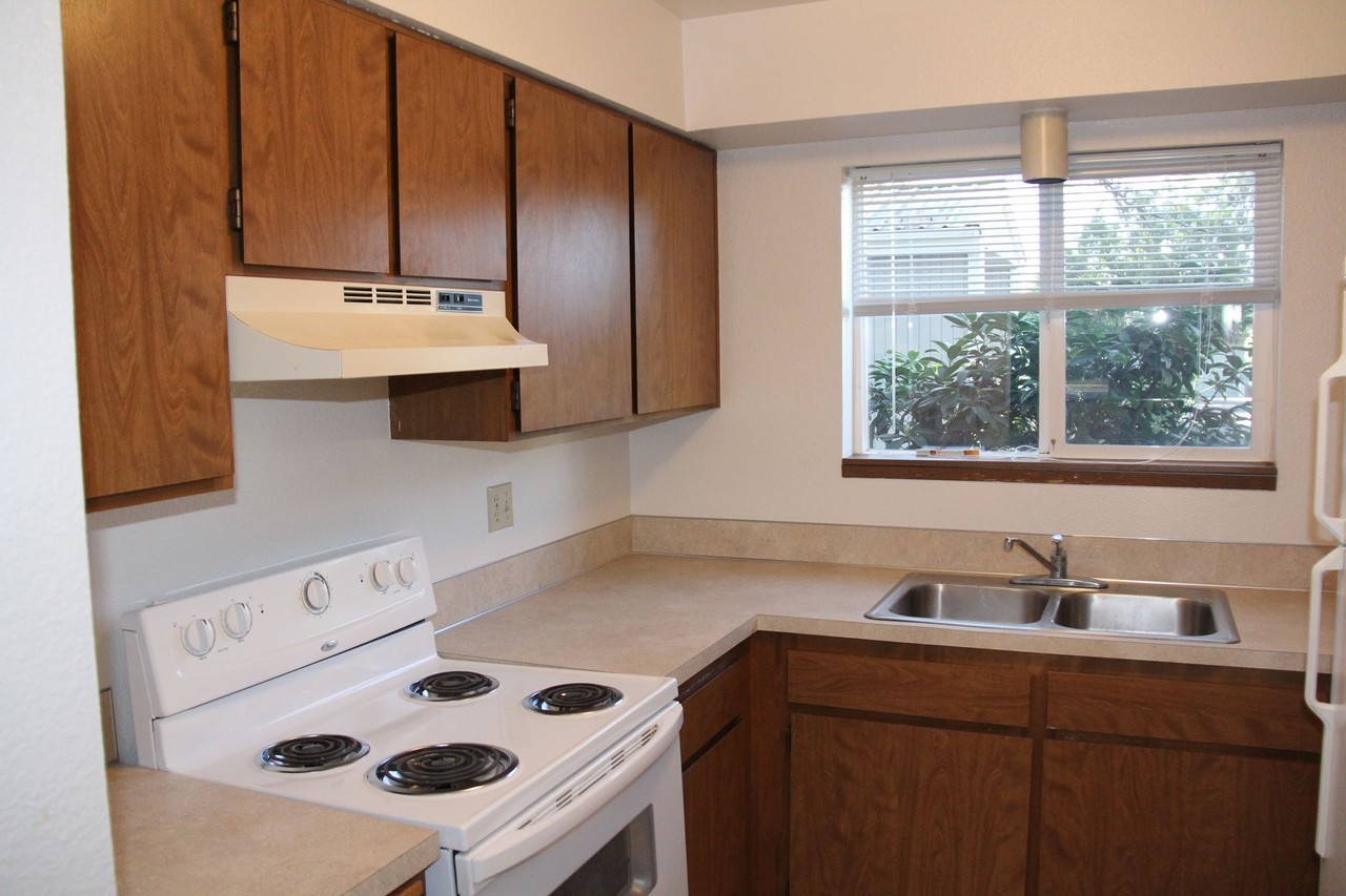 PILOT BUTTE TOWNHOMES - Photo 6 of 7