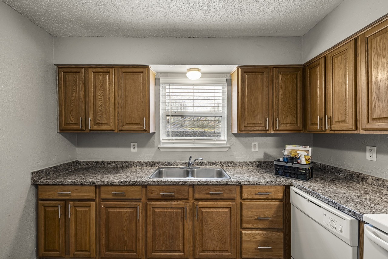 2106 Avenue K - Photo 6 of 42