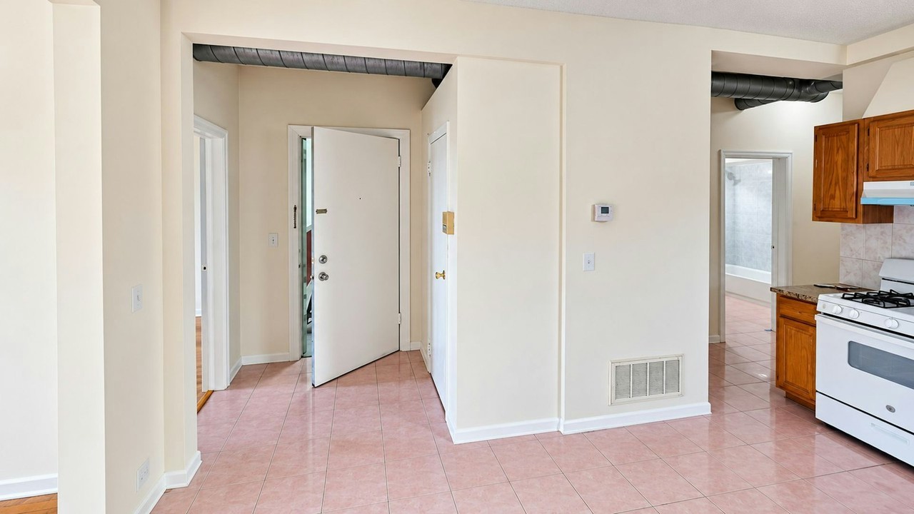 3135 West Augusta Boulevard, Unit 3W - Photo 7 of 26