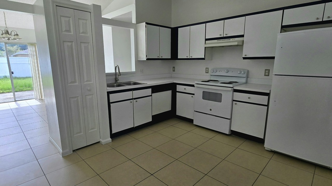5100 Heatherstone Drive - Photo 2 of 18