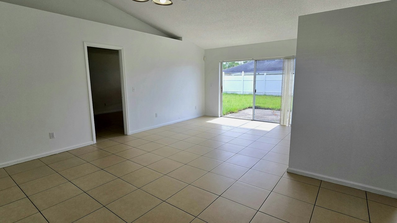 5100 Heatherstone Drive - Photo 3 of 18