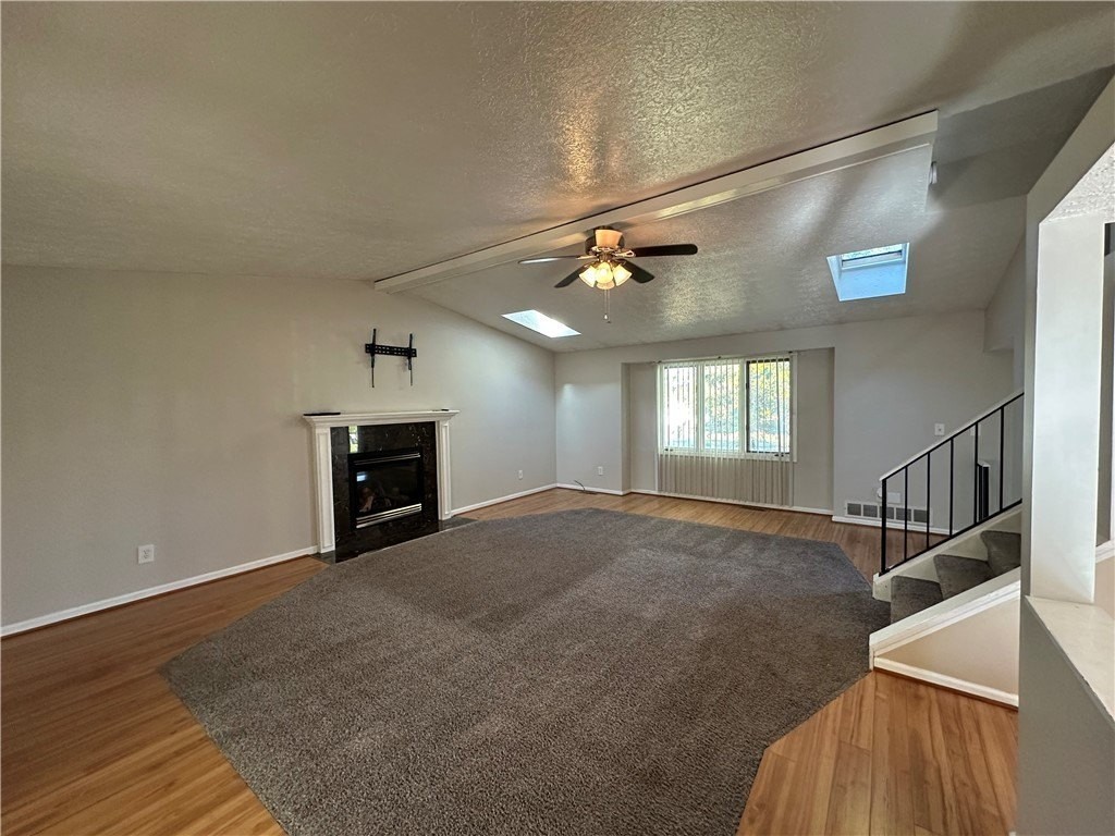 497 Crosby Ln - Photo 4 of 23