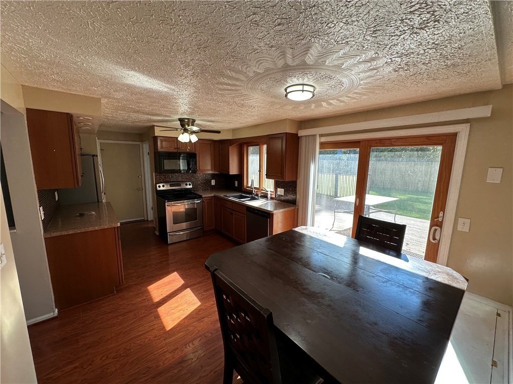497 Crosby Ln - Photo 6 of 23