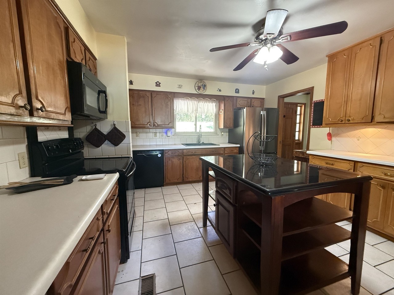 129 Iroquois Dr - Photo 4 of 28