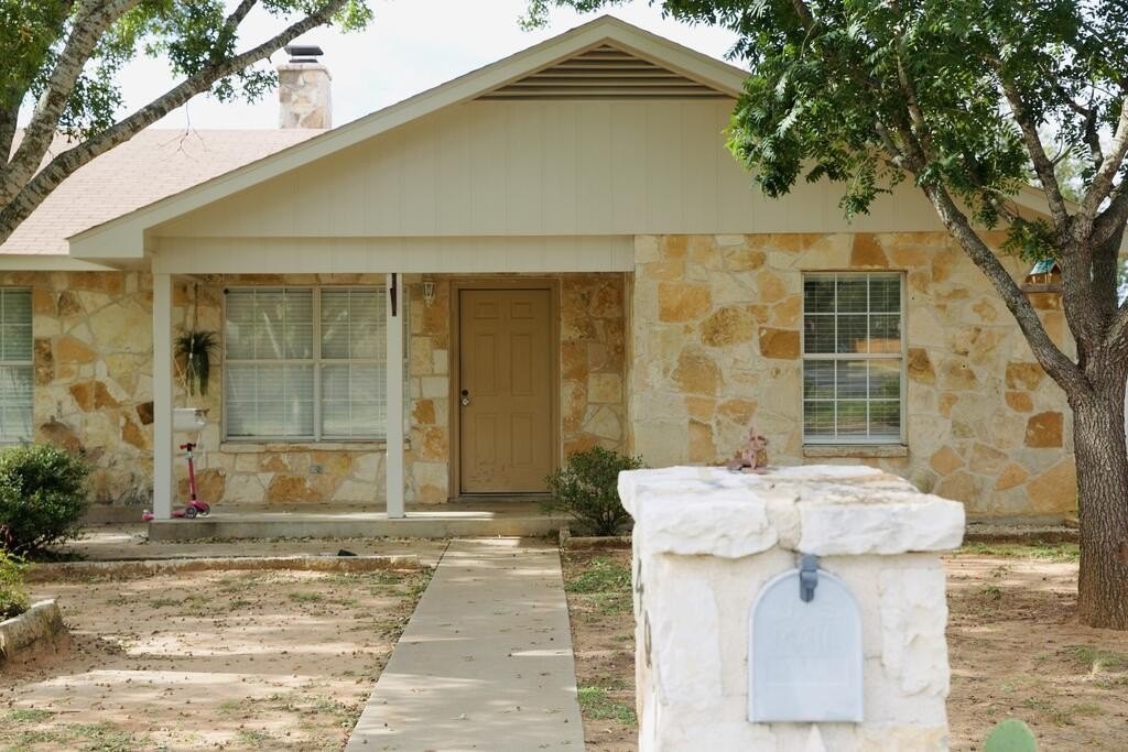 407 W Nimitz St - Photo 2 of 3