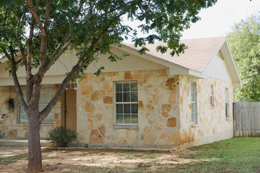 407 W Nimitz St - Photo 3 of 3