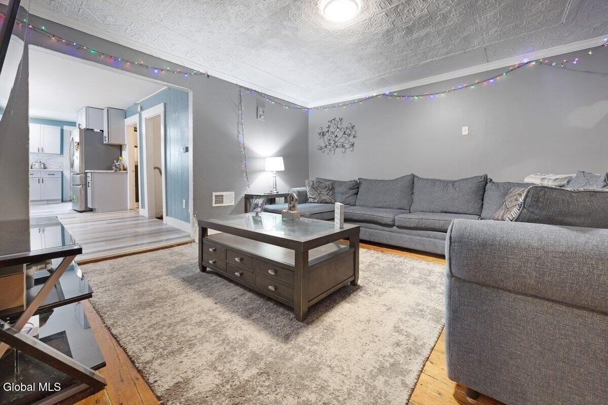 3064 6th Ave - Photo 4 of 19