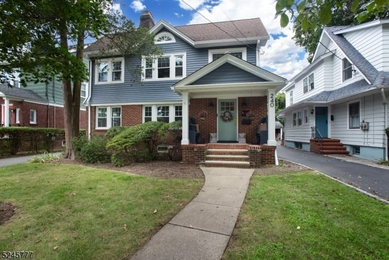 240 Park St - Photo 2 of 32