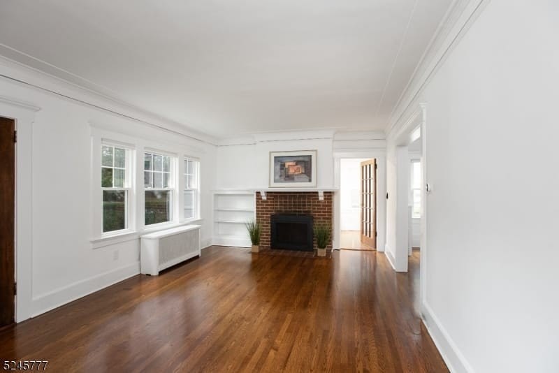 240 Park St - Photo 5 of 32