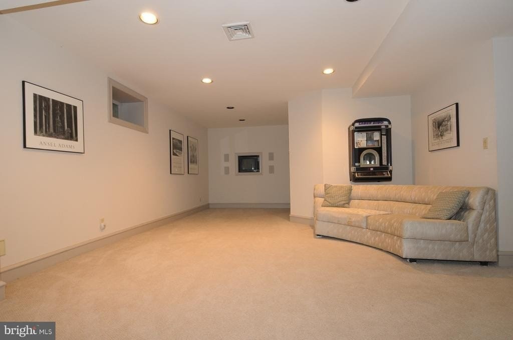 738 Canterbury Ln - Photo 4 of 43