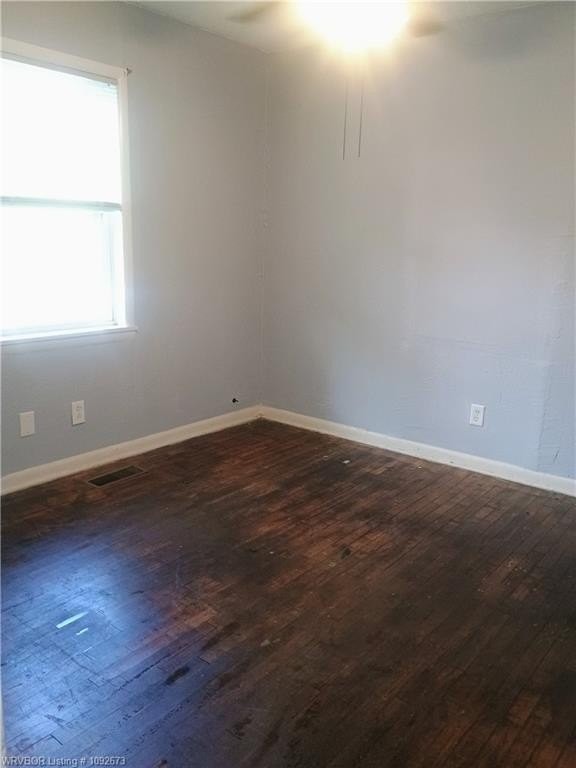 414 Poplar St - Photo 4 of 11