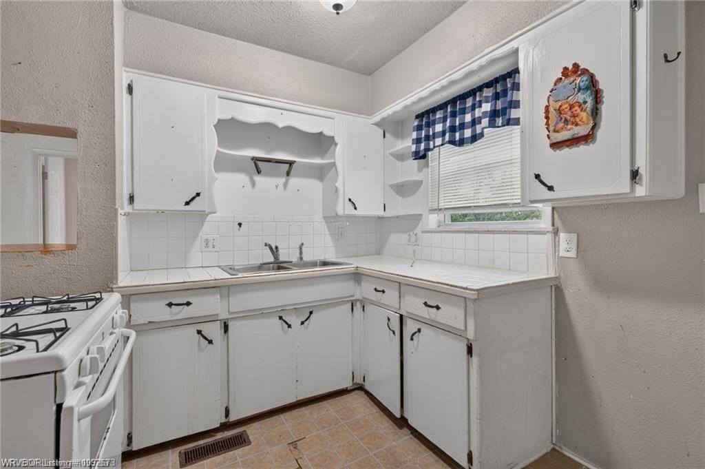 414 Poplar St - Photo 6 of 11
