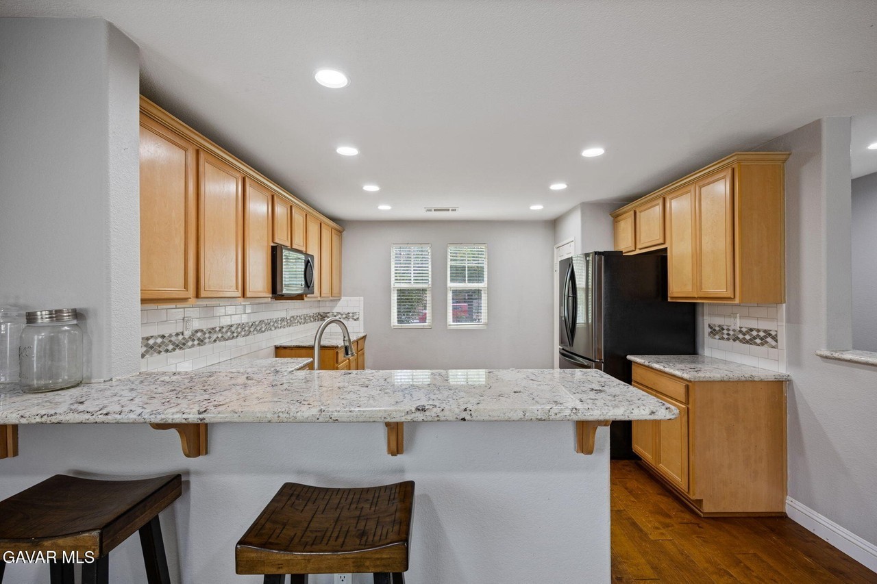3051 E Newgrove St - Photo 2 of 19