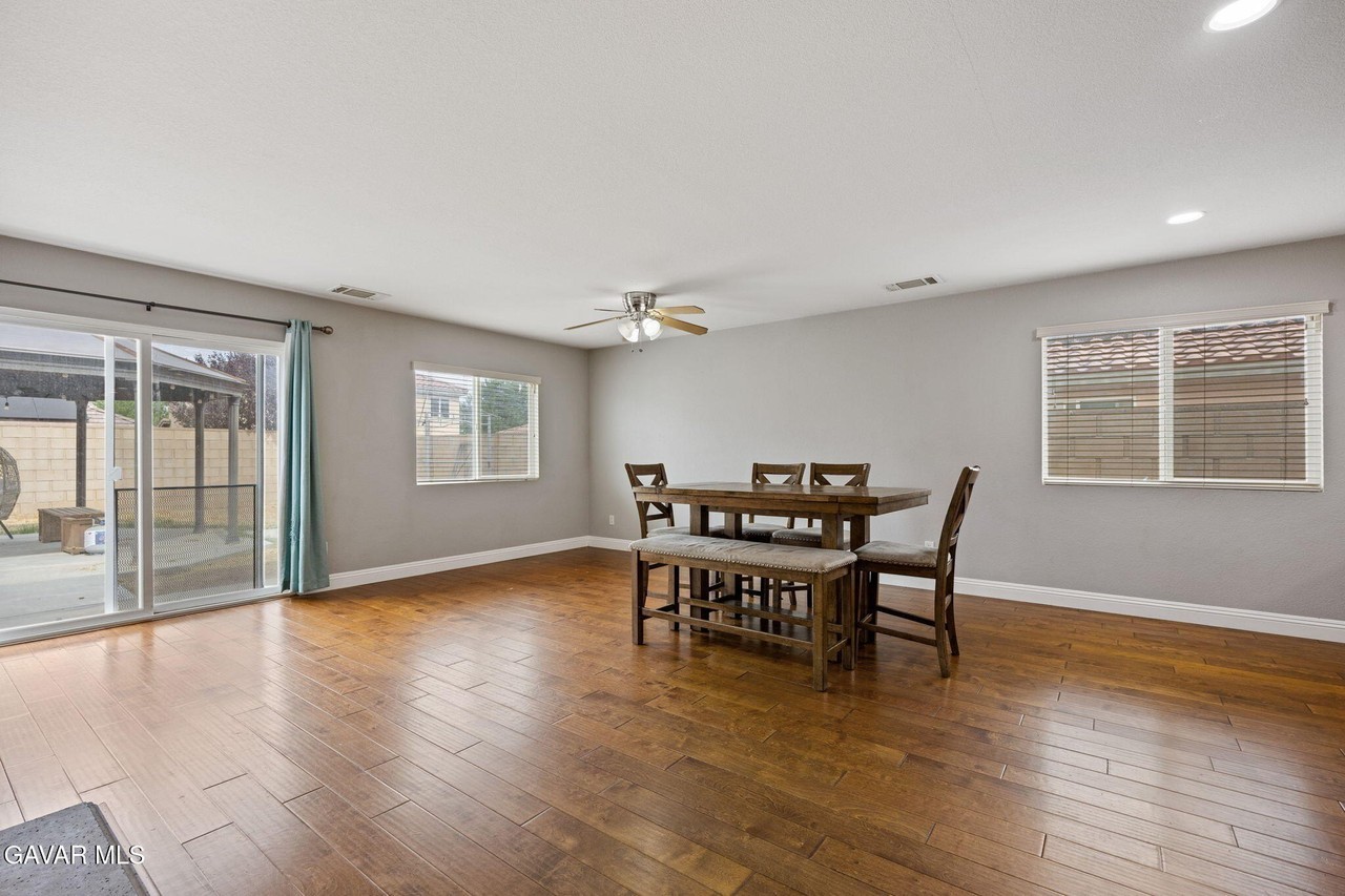 3051 E Newgrove St - Photo 3 of 19