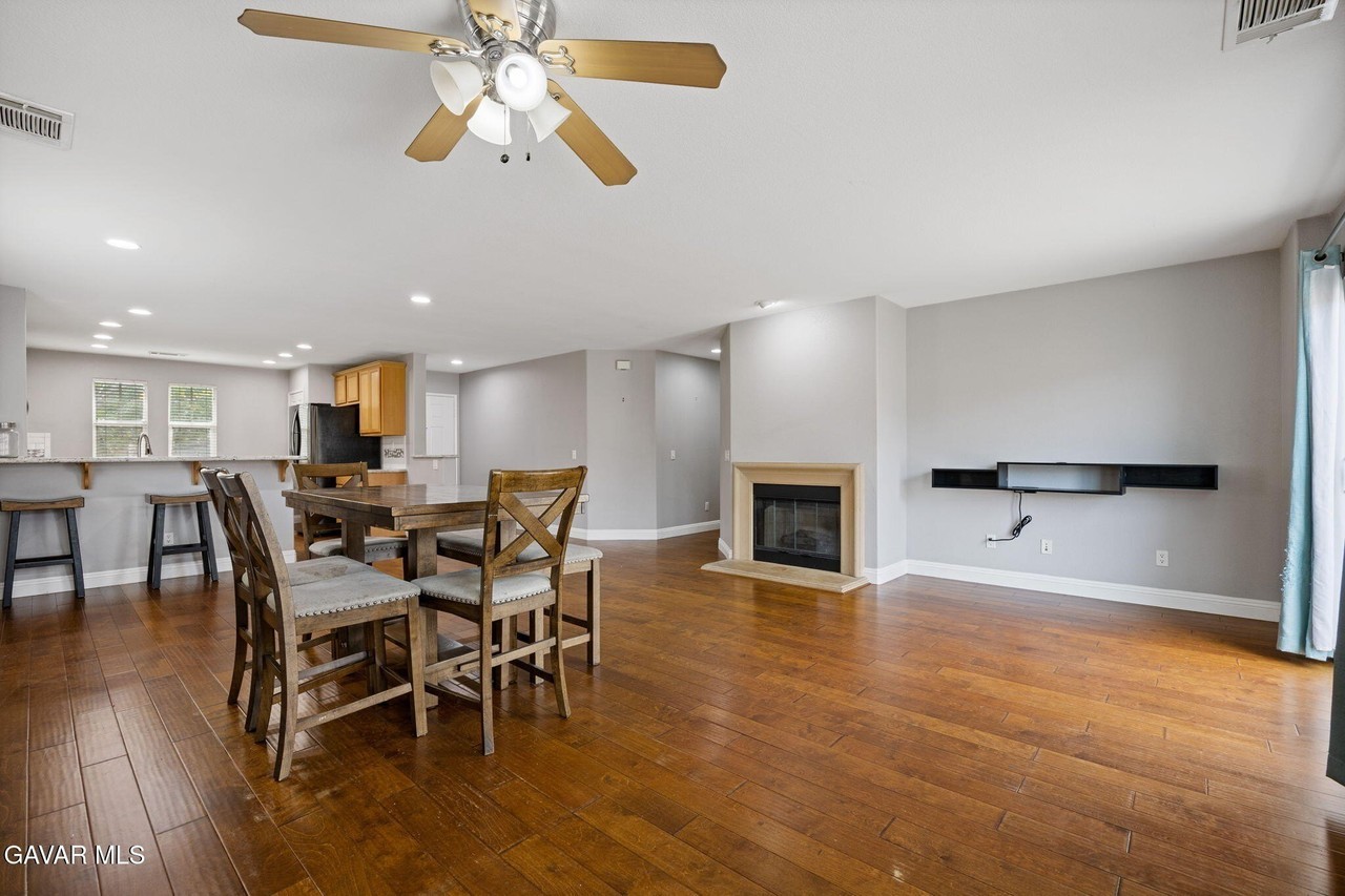 3051 E Newgrove St - Photo 4 of 19