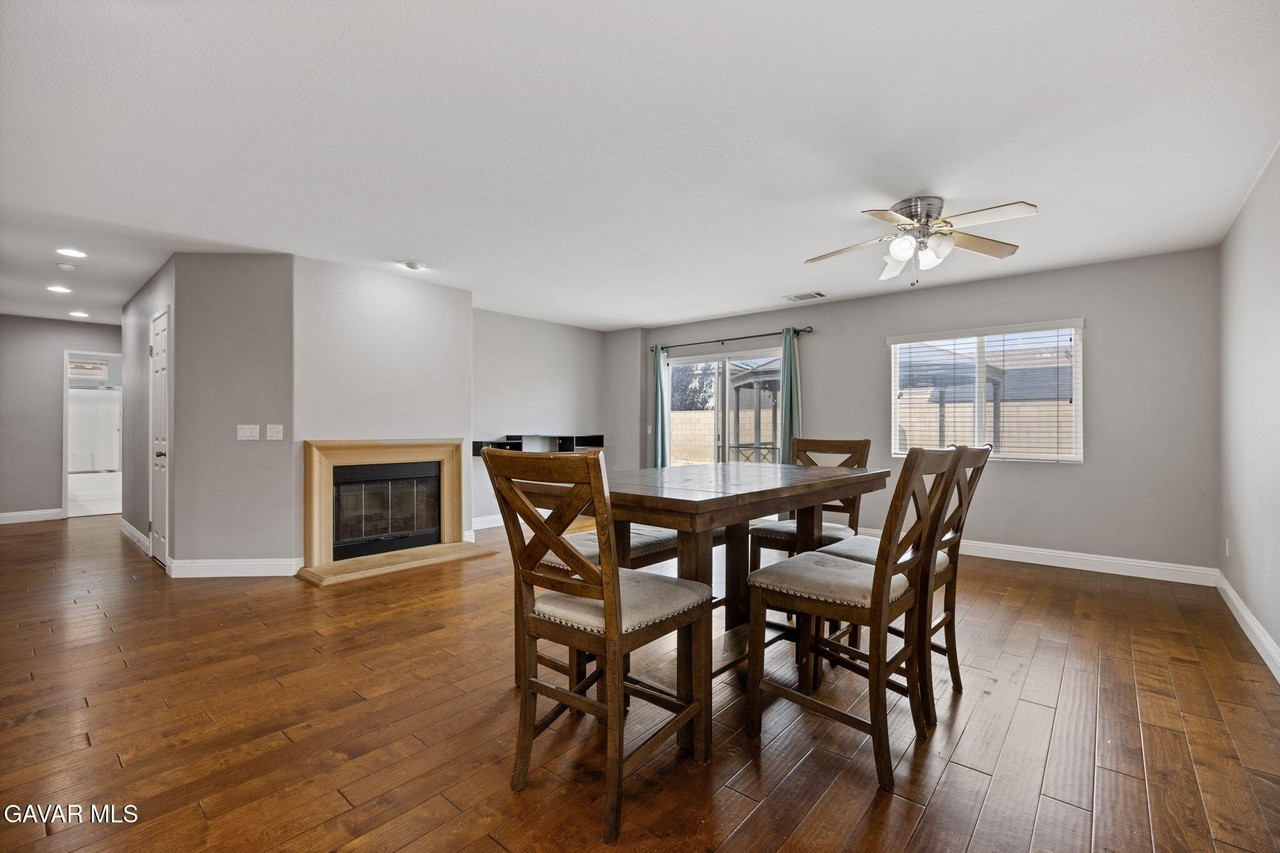 3051 E Newgrove St - Photo 5 of 19