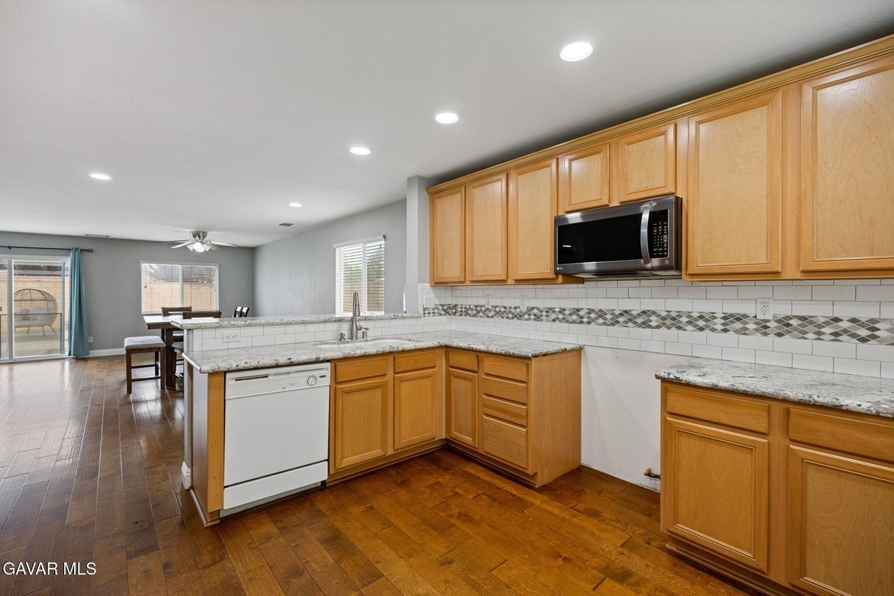 3051 E Newgrove St - Photo 6 of 19