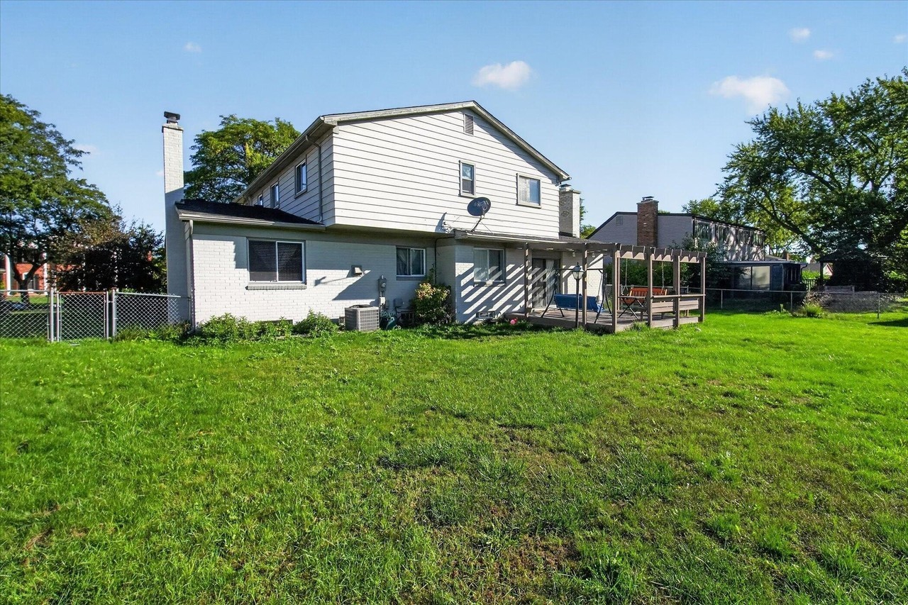 36523 Whitcomb St - Photo 7 of 50