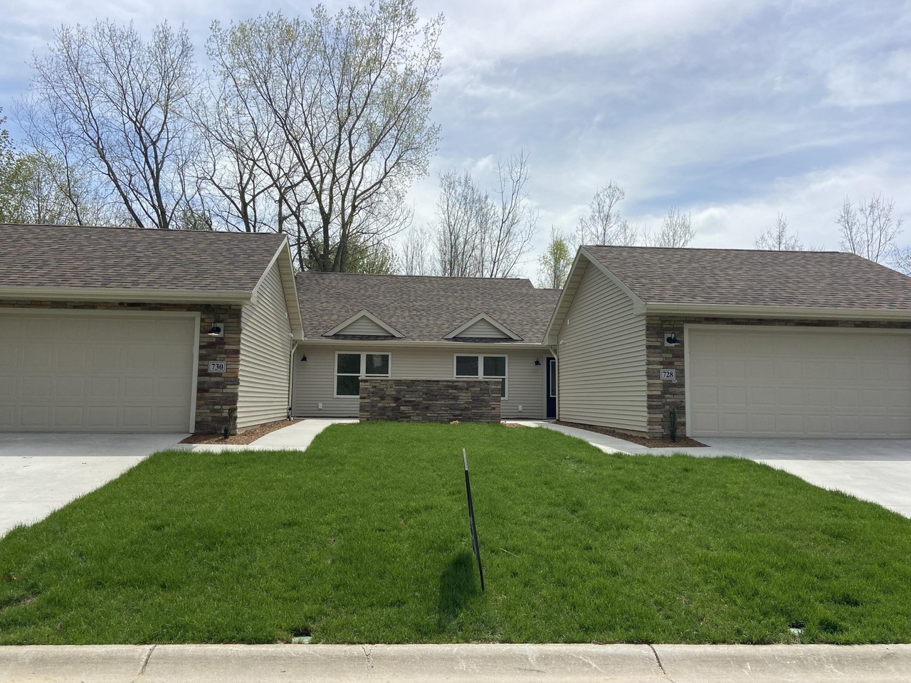 728 Violet Way - Photo 2 of 24