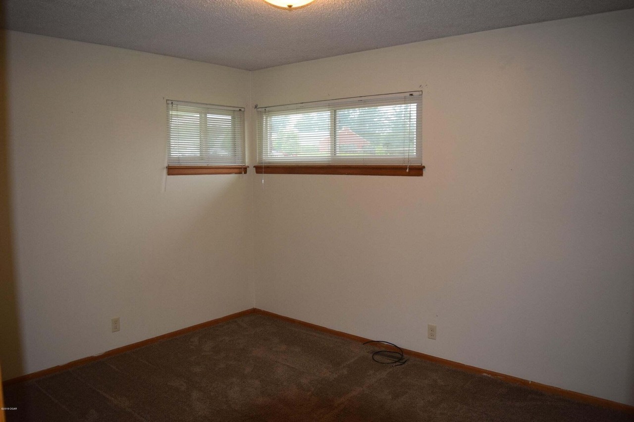 3135 S Oliver Ave - Photo 2 of 6