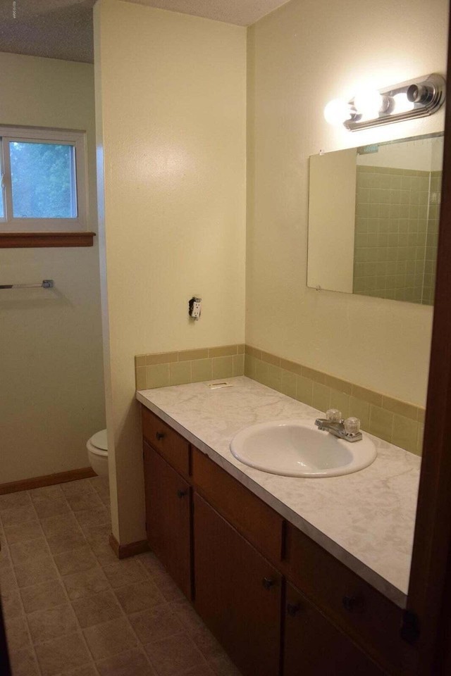 3135 S Oliver Ave - Photo 3 of 6