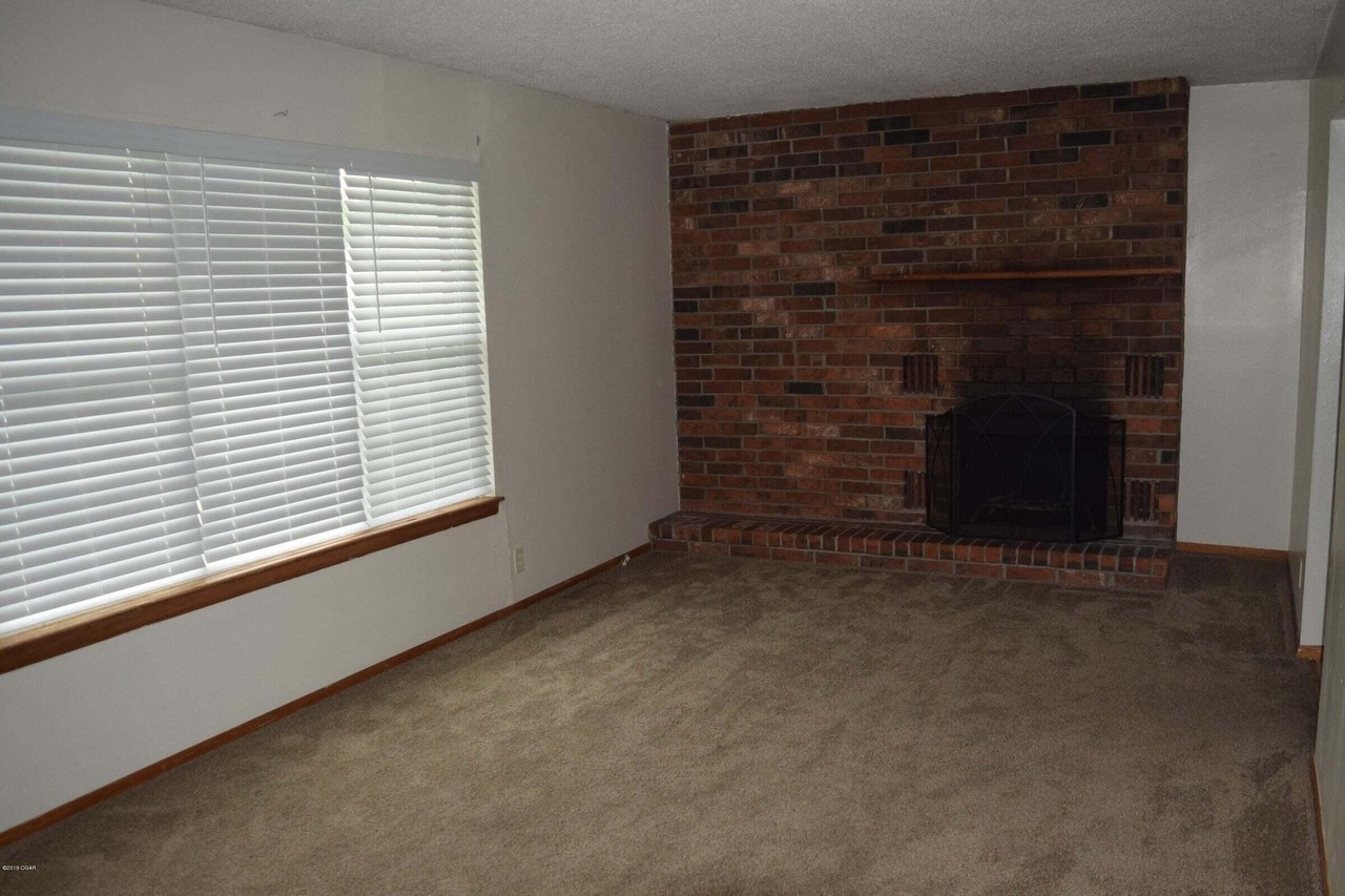 3135 S Oliver Ave - Photo 4 of 6