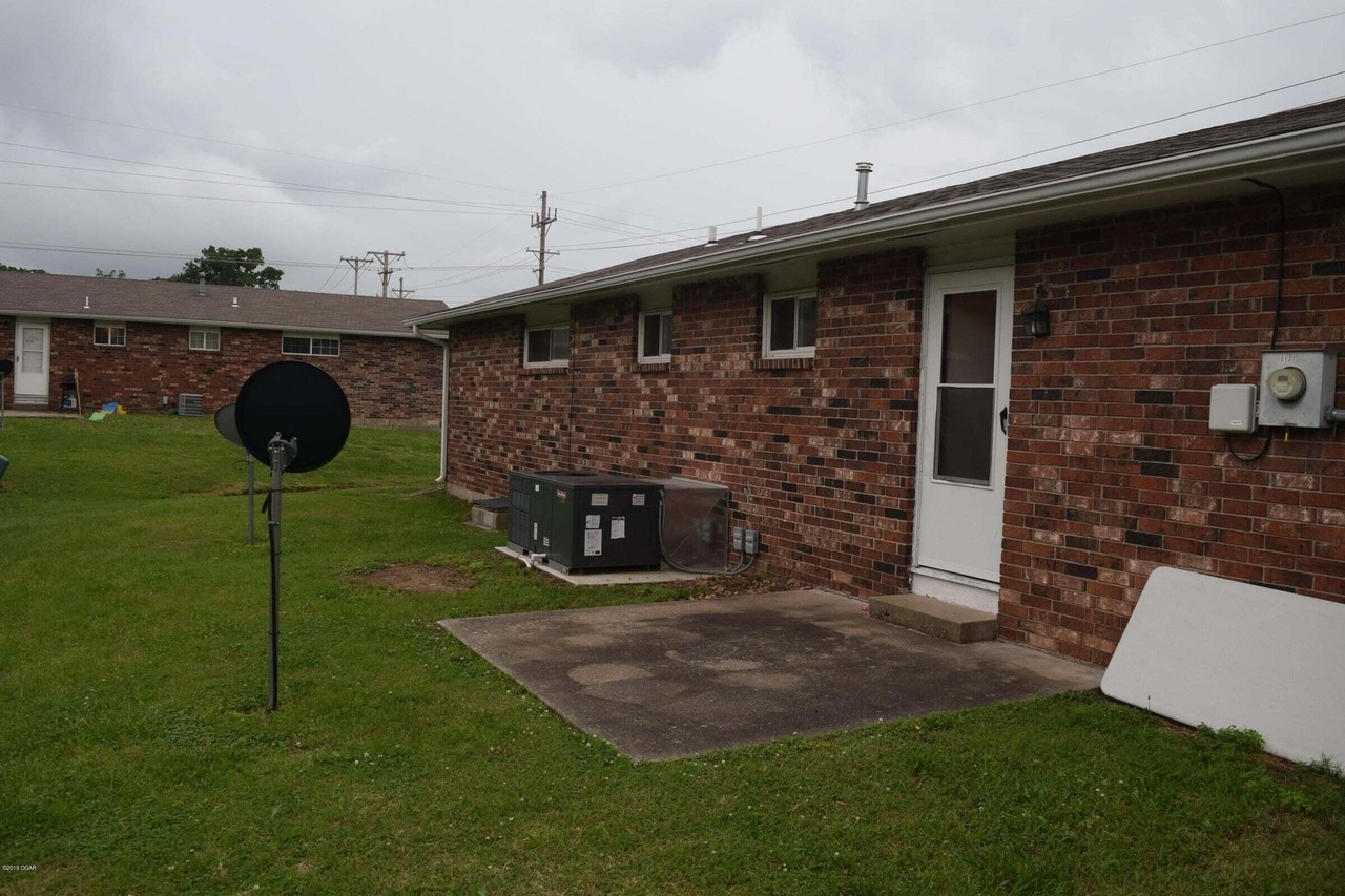 3135 S Oliver Ave - Photo 5 of 6