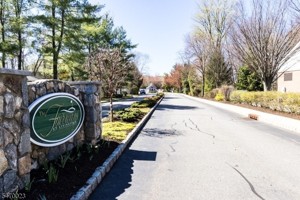 featured image of 6 Oakmont Ct
