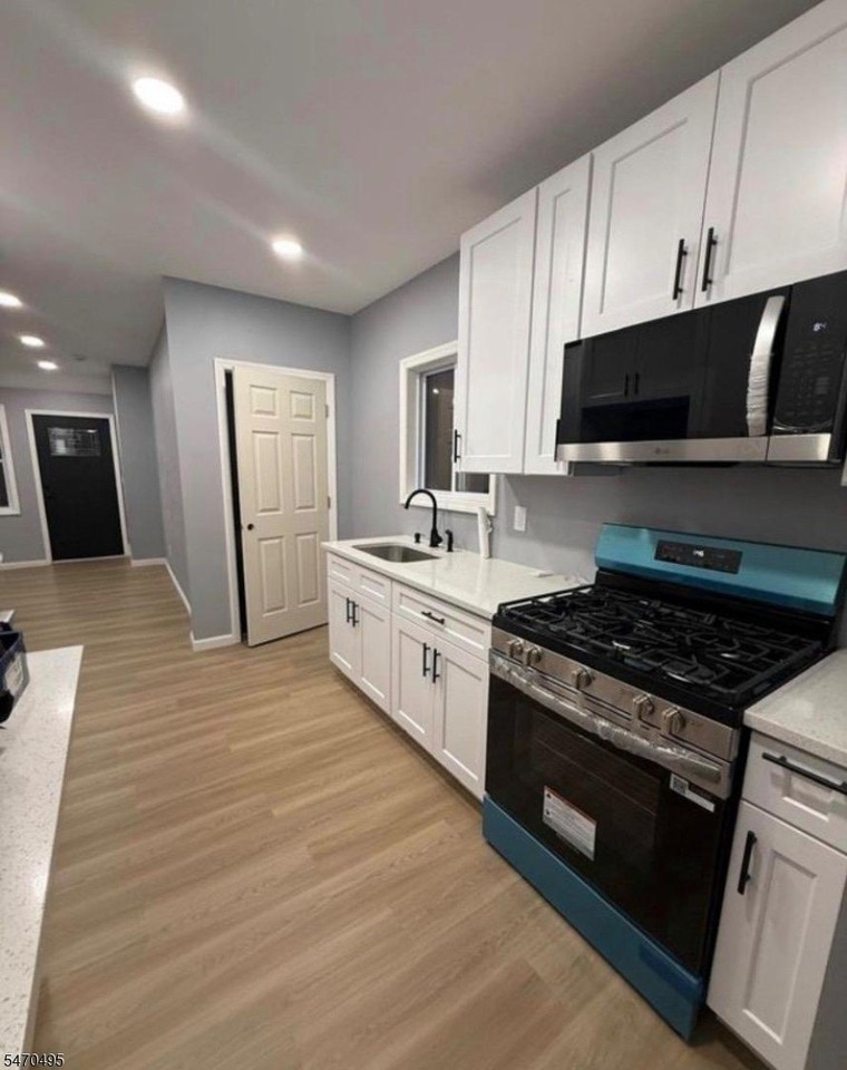 425 Howe Ave #1 - Photo 2 of 8