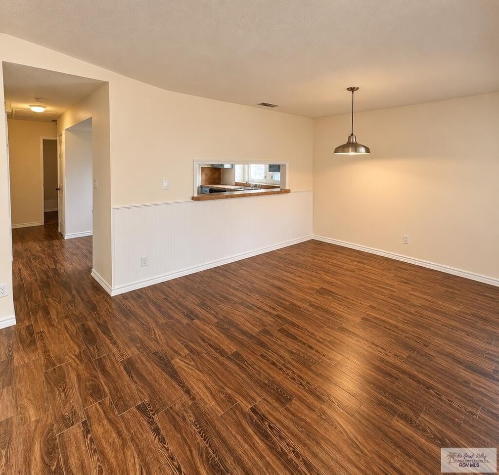 942 Blue Bonnet Dr - Photo 3 of 10