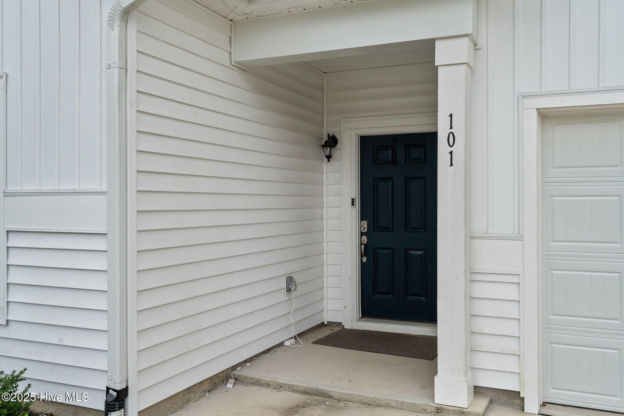 101 Enfield Dr - Photo 2 of 19