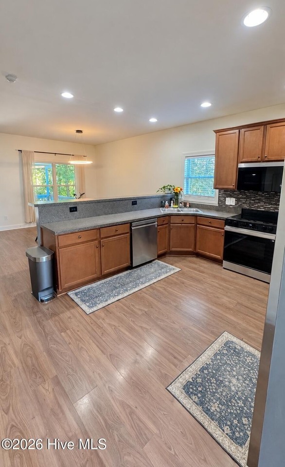 405 Jasmine Ln - Photo 5 of 23