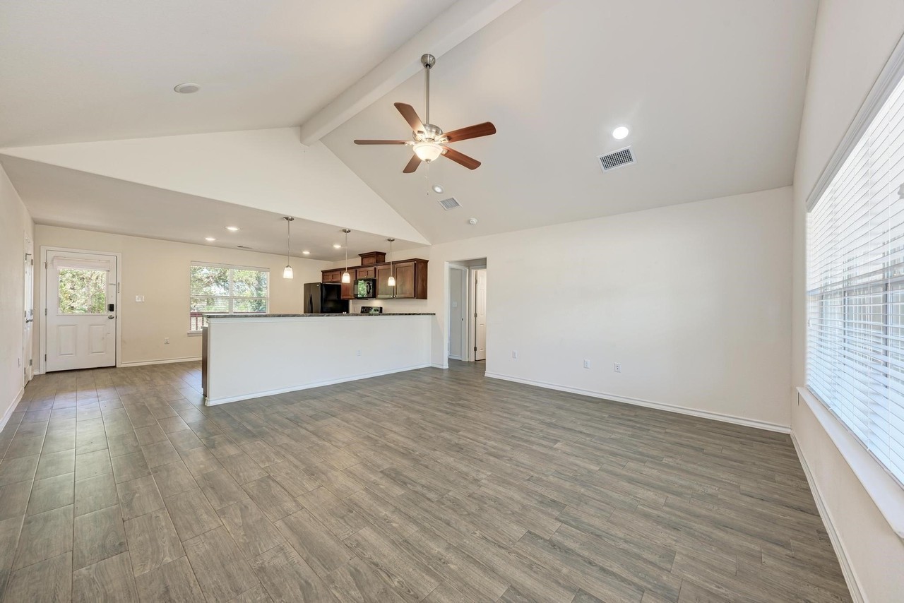 117 N Pass - Photo 4 of 35