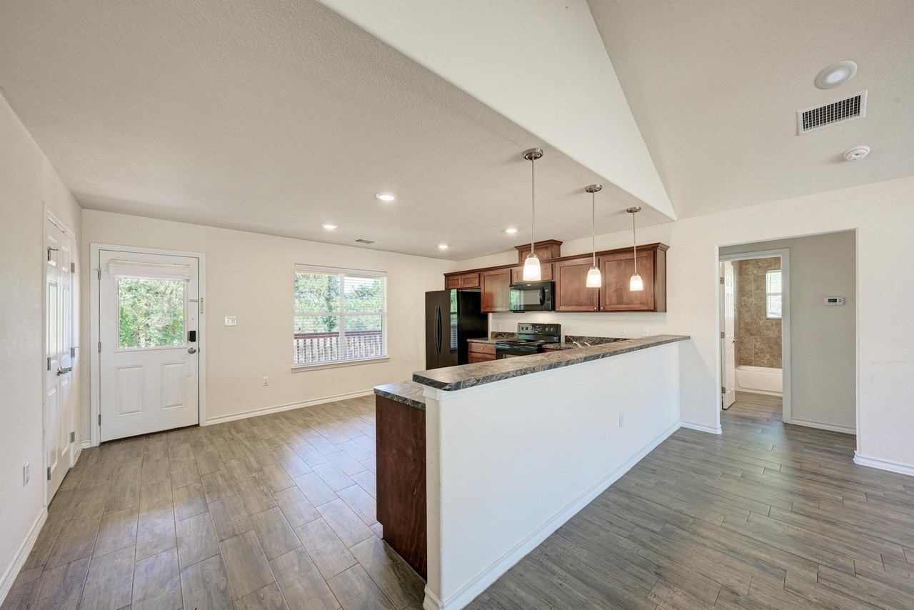 117 N Pass - Photo 7 of 35