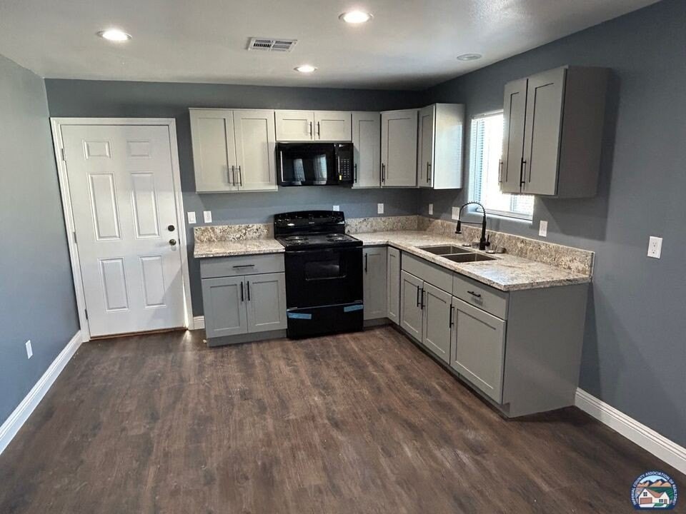 113 S E St #104 - Photo 3 of 21