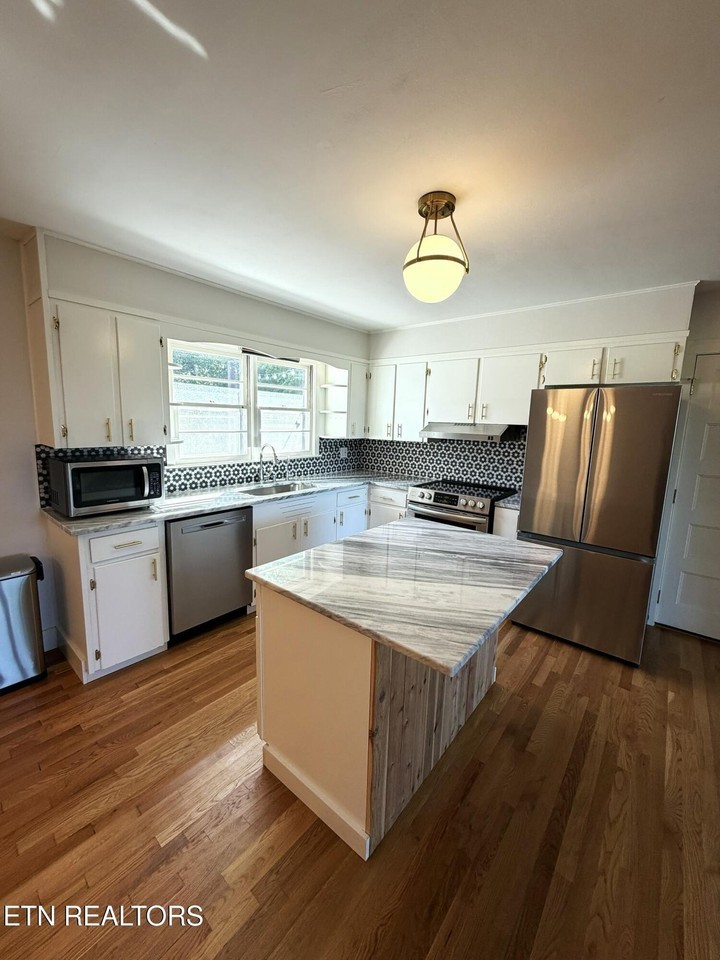 1010 Susanne Ave - Photo 3 of 18