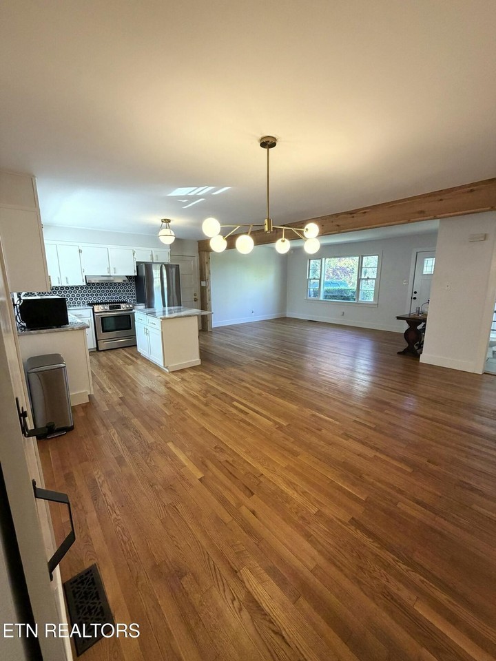 1010 Susanne Ave - Photo 5 of 18