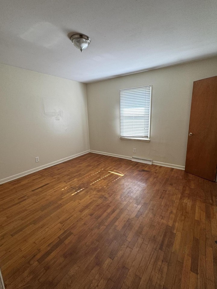 1824 E 7th St - Photo 5 of 12