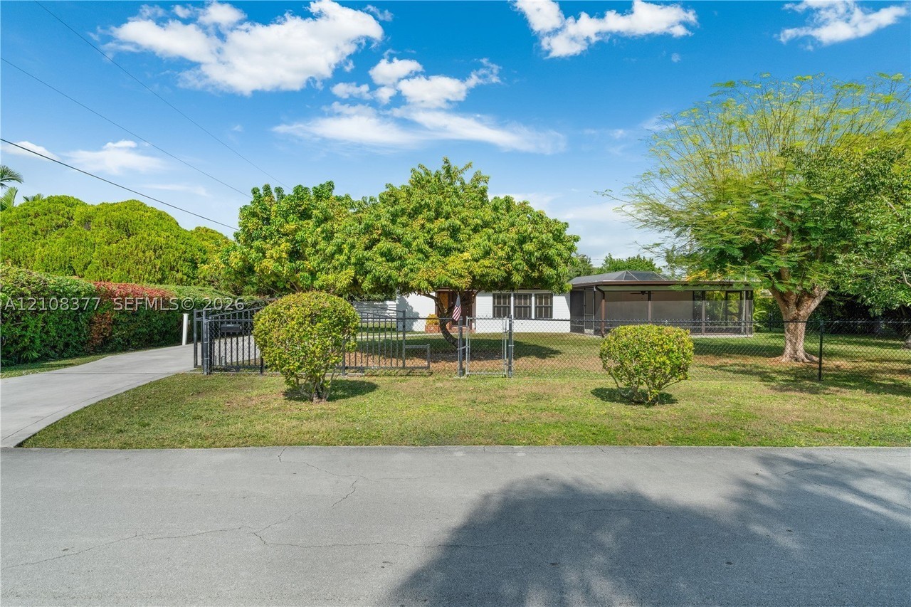 10621 Sw 111th St - Photo 2 of 32