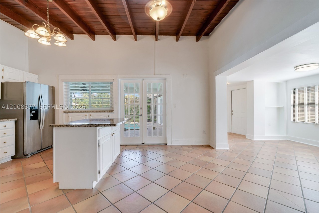 10621 Sw 111th St - Photo 5 of 32