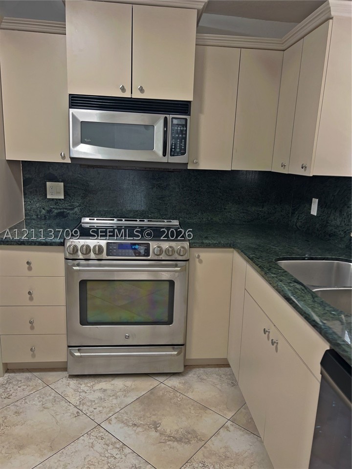 5170 Sw 40th Ave #1E - Photo 3 of 15