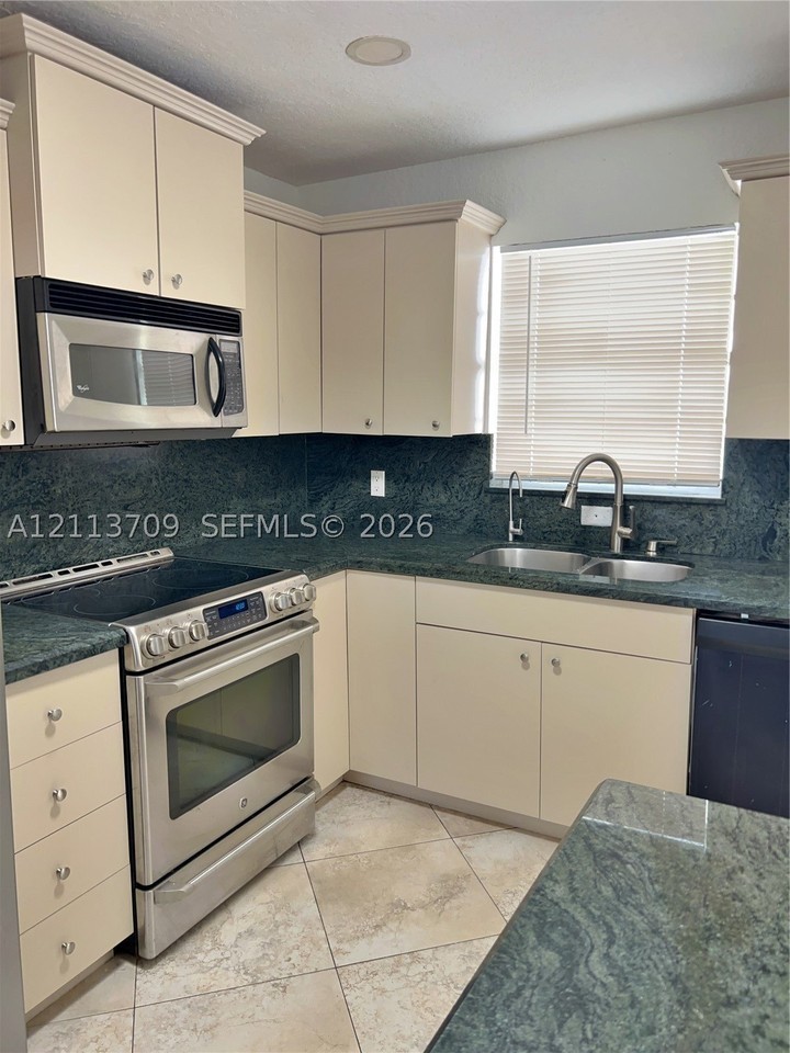 5170 Sw 40th Ave #1E - Photo 4 of 15