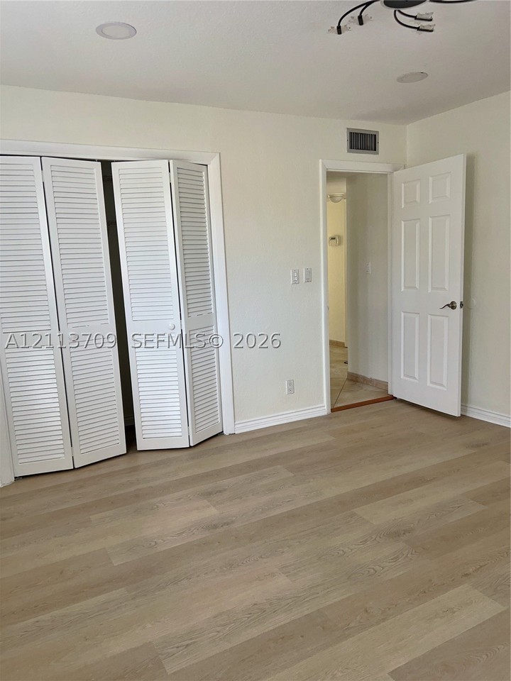 5170 Sw 40th Ave #1E - Photo 6 of 15