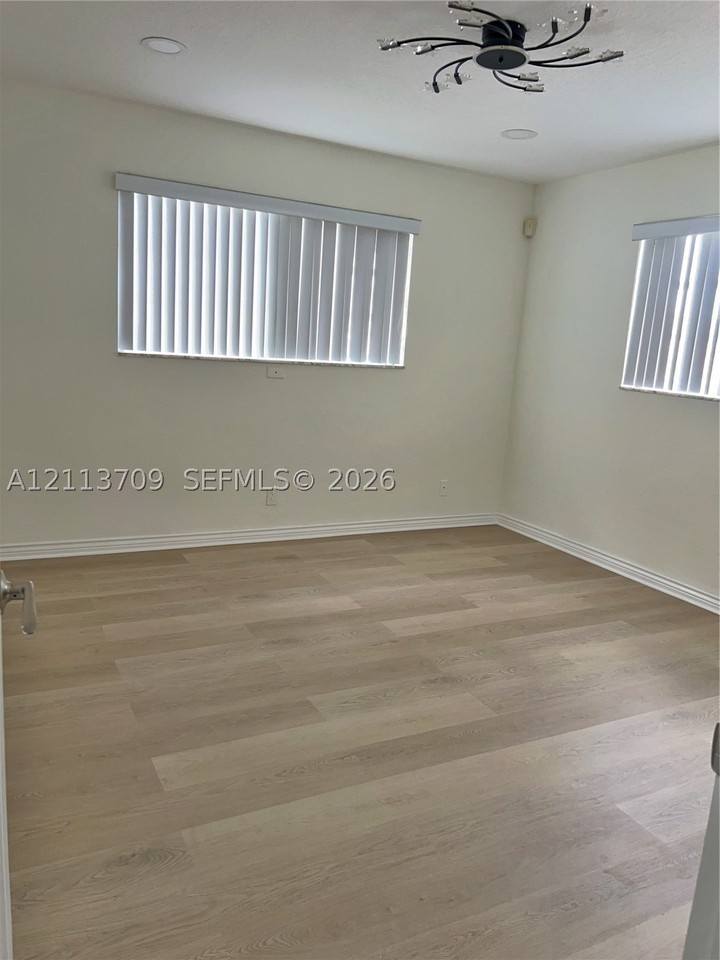 5170 Sw 40th Ave #1E - Photo 7 of 15