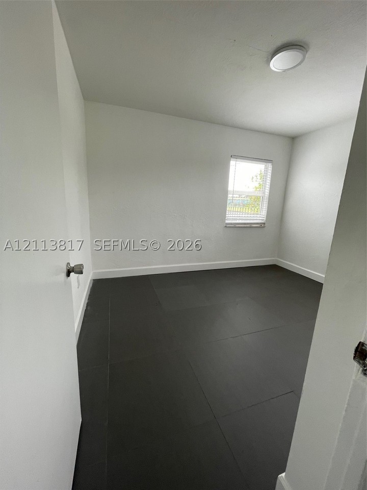 2515 Nw 52nd St #1 - Photo 4 of 11