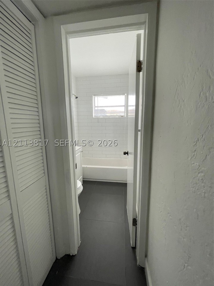 2515 Nw 52nd St #1 - Photo 5 of 11