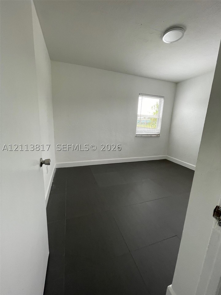 2515 Nw 52nd St #1 - Photo 6 of 11
