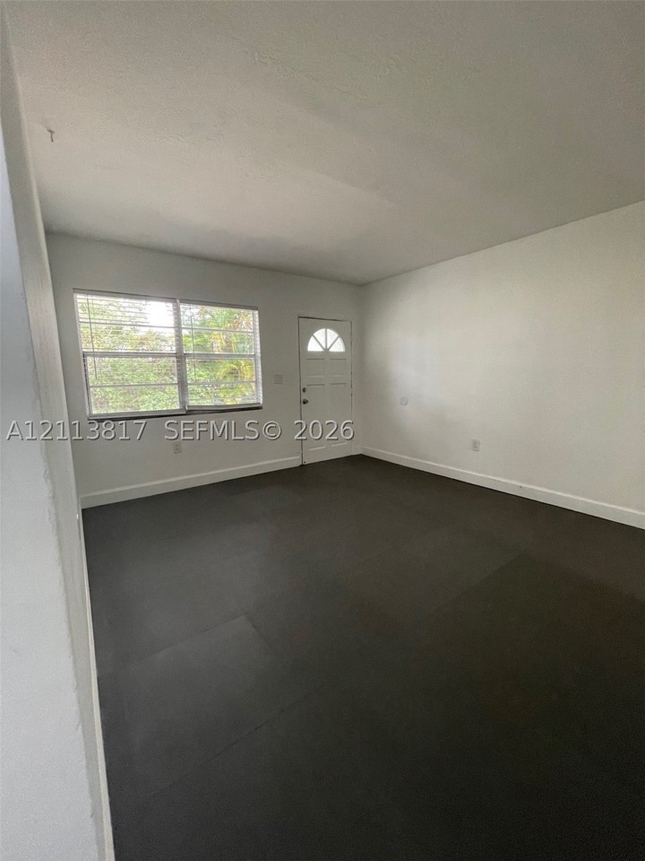 2515 Nw 52nd St #1 - Photo 7 of 11