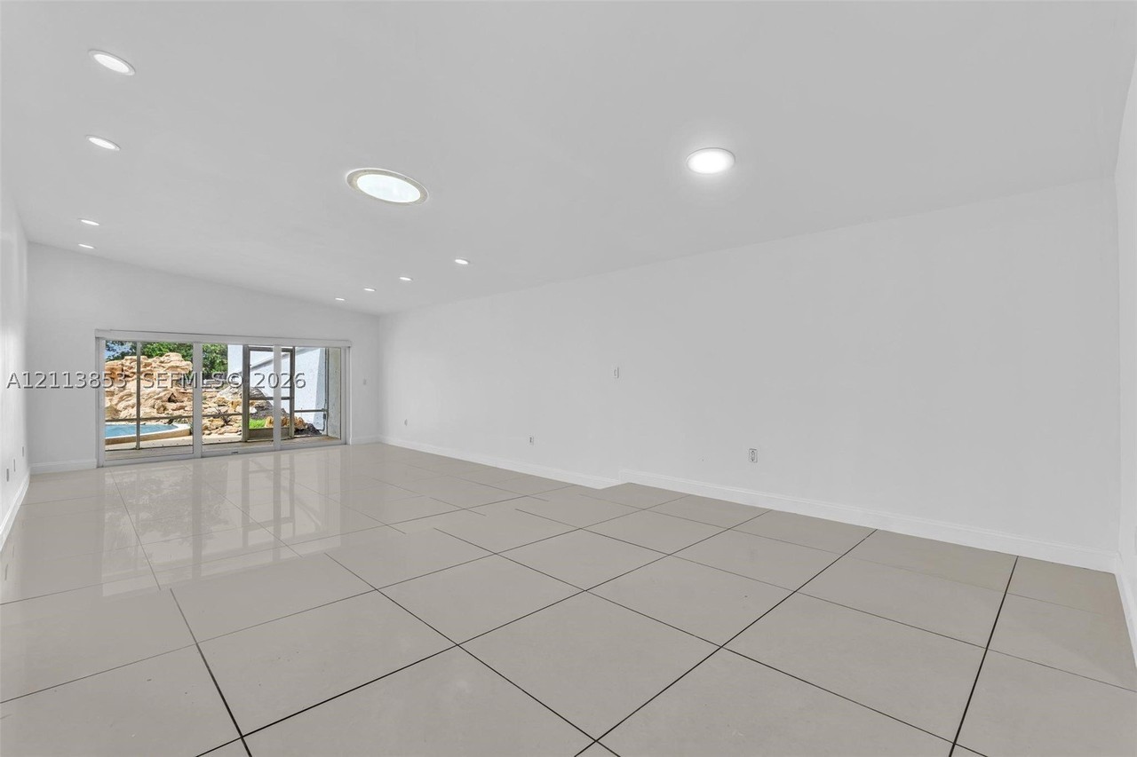 616 Ne 195th St - Photo 6 of 50