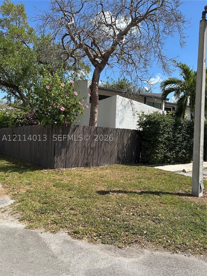 11005 Sw 70th Ter - Photo 4 of 50